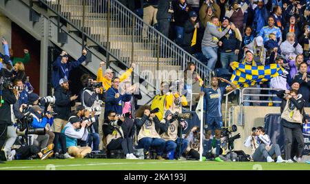 Chester, Pennsylvania, USA. 30. Oktober 2022. Am 30. Oktober 2022 begrüßt der Chester PA- Union-Spieler CORY BURKE (19) die Fans, nachdem er während des Spiels im Subaru Park ein Tor gegen den NYFC erzielt hat (Bild: © Ricky Fitchett/ZUMA Press Wire) Quelle: ZUMA Press, Inc./Alamy Live News Stockfoto