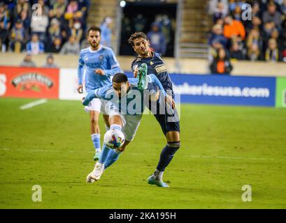 Chester, Pennsylvania, USA. 30. Oktober 2022. 30. Oktober 2022, Chester PA- Union-Spieler JULIAN CARRANZA (9) im Einsatz gegen den NYFC-Spieler Alexander CALLENS (6) während des Spiels im Subaru Park (Bildnachweis: © Ricky Fitchett/ZUMA Press Wire) Bildnachweis: ZUMA Press, Inc./Alamy Live News Stockfoto