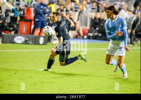 Chester, Pennsylvania, USA. 30. Oktober 2022. 30. Oktober 2022, Chester PA- Union Spieler DANIEL GAZDAG (6) im Einsatz gegen den NYFC Spieler JUSTIN HAAK (80) während des Spiels im Subaru Park (Bildnachweis: © Ricky Fitchett/ZUMA Press Wire) Bildnachweis: ZUMA Press, Inc./Alamy Live News Stockfoto