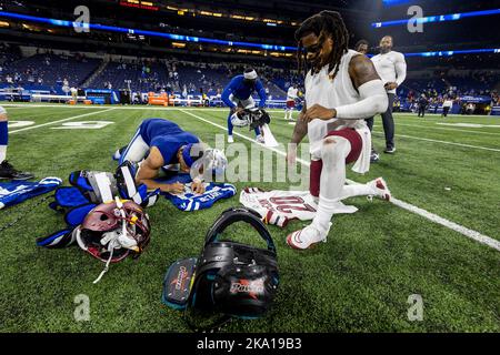 Indianapolis, Indiana, USA. 30. Oktober 2022. Indianapolis Colts, die vor Jonathan Taylor (28) und Washington Commanders zurücklaufen, sichern Bobby McCain (20) Autogrammtrikots nach dem NFL-Spiel in Indianapolis, Indiana. John Mersits/CSM/Alamy Live News Stockfoto