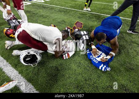 30. Oktober 2022: Indianapolis Colts Linebacker E.J. Speed (45) und Washington Commanders Linebacker Jamin Davis (52) Autogrammtrikots nach dem NFL-Spiel in Indianapolis, Indiana. John Mersits/CSM. Stockfoto