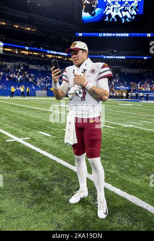 Indianapolis, Indiana, USA. 30. Oktober 2022. Washington Commanders Quarterback Taylor Heinicke (4) nach dem NFL-Spiel gegen die Indianapolis Colts in Indianapolis, Indiana. John Mersits/CSM/Alamy Live News Stockfoto