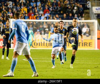 Chester, Pennsylvania, USA. 30. Oktober 2022. 30. Oktober 2022, Chester PA- Union PlayerDANIEL GAZDAG (6) im Einsatz gegen den NYFC-Spieler MAXIMILIANO MORALEZ (10) während des Spiels im Subaru Park (Bild: © Ricky Fitchett/ZUMA Press Wire) Quelle: ZUMA Press, Inc./Alamy Live News Stockfoto