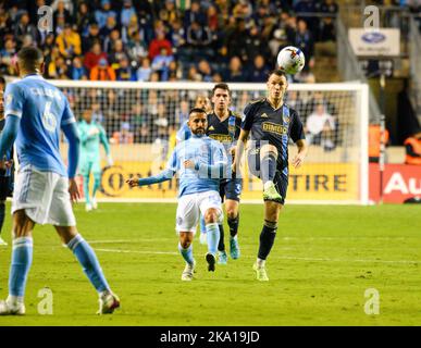 Chester, Pennsylvania, USA. 30. Oktober 2022. 30. Oktober 2022, Chester PA- Union PlayerDANIEL GAZDAG (6) im Einsatz gegen den NYFC-Spieler MAXIMILIANO MORALEZ (10) während des Spiels im Subaru Park (Bild: © Ricky Fitchett/ZUMA Press Wire) Quelle: ZUMA Press, Inc./Alamy Live News Stockfoto