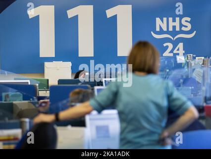 Aktenfoto vom 04/03/20 des NHS 24 Contact Center im Golden Jubilee National Hospital in Glasgow. Mehr als 340.000 Anrufe an NHS 24 wurden abgebrochen, bevor der Anrufer in den ersten neun Monaten des Jahres 2022 mit einem Betreiber sprechen konnte, sagten die schottischen Konservativen. Die Partei hat den Gesundheitsminister Humza Yousaf aufgefordert, das Gesundheitssystem des Landes „in den Griff zu bekommen“, nachdem es die Zahlen durch einen Antrag auf Informationsfreiheit (FOI) erhalten hat. Ausgabedatum: Montag, 31. Oktober 2022. Stockfoto