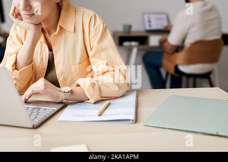 Nahaufnahme eines jungen Schülers der Online-Schule für Fremdsprachen, der vor dem Laptop sitzt und sich eine Lektion oder ein Webinar ansieht Stockfoto