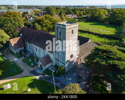 Drone View of the Priory Church of St Andrew, Hamble, Hamble-le-Reis, Hampshire, England, VEREINIGTES KÖNIGREICH Stockfoto