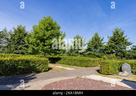MARUM, Niederlande - 2. September 2022: Buchenhecken und Ahornbäume auf dem Friedhof in Marum in der Gemeinde Westerkwartier in der Provinz Groningen, Niederlande Stockfoto