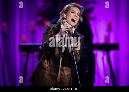 Nashville, Usa. 30. Oktober 2022. Nashville, Tennessee. Brandi Carliile tritt während der Tochter des Kohlenbergarbeiters Auf A Féborie of the Life and Music of Loretta Lynn im Grand Ole Opry in Nashville, Tennessee. Quelle: Jamie Gilliam/The Photo Access Quelle: The Photo Access/Alamy Live News Stockfoto