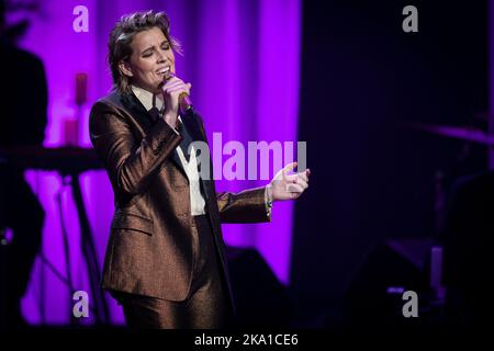 Nashville, Usa. 30. Oktober 2022. Nashville, Tennessee. Brandi Carliile tritt während der Tochter des Kohlenbergarbeiters Auf A Féborie of the Life and Music of Loretta Lynn im Grand Ole Opry in Nashville, Tennessee. Quelle: Jamie Gilliam/The Photo Access Quelle: The Photo Access/Alamy Live News Stockfoto