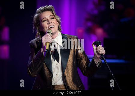 Nashville, Usa. 30. Oktober 2022. Nashville, Tennessee. Brandi Carliile tritt während der Tochter des Kohlenbergarbeiters Auf A Féborie of the Life and Music of Loretta Lynn im Grand Ole Opry in Nashville, Tennessee. Quelle: Jamie Gilliam/The Photo Access Quelle: The Photo Access/Alamy Live News Stockfoto