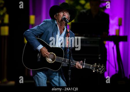 Nashville, Usa. 30. Oktober 2022. Nashville, Tennessee - George Strait tritt während der Tochter von Coal Miner Auf A Cemebra of the Life and Music of Loretta Lynn in der Grand Ole Opry in Nashville, Tennessee. Quelle: Jamie Gilliam/The Photo Access Quelle: The Photo Access/Alamy Live News Stockfoto