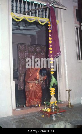 Gudhi Padwa ist ein Frühlingsfest, das das traditionelle neue Jahr für Marathi und Konkani Hindus markiert, aber auch von anderen Hindus gefeiert wird. In Karnataka, Andhra Pradesh und Kerala wird es als Ugadi gefeiert.am Tag von Gudi Padwa wachen die Menschen früh am Morgen auf, putzen ihre Häuser, Nehmen Sie ein Bad und dekorieren Sie ihr Eingangstor mit wunderschönen Rangoli-Designs und Gudi - das aus einem Stück frischem Tuch besteht. Nach der hinduistischen Mythologie wird gesagt, dass Lord Brahma das Universum am Tag von Gudi Padwa erschaffen hatte. Stockfoto