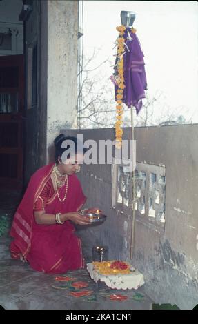 Gudhi Padwa ist ein Frühlingsfest, das das traditionelle neue Jahr für Marathi und Konkani Hindus markiert, aber auch von anderen Hindus gefeiert wird. In Karnataka, Andhra Pradesh und Kerala wird es als Ugadi gefeiert.am Tag von Gudi Padwa wachen die Menschen früh am Morgen auf, putzen ihre Häuser, Nehmen Sie ein Bad und dekorieren Sie ihr Eingangstor mit wunderschönen Rangoli-Designs und Gudi - das aus einem Stück frischem Tuch besteht. Nach der hinduistischen Mythologie wird gesagt, dass Lord Brahma das Universum am Tag von Gudi Padwa erschaffen hatte. Stockfoto