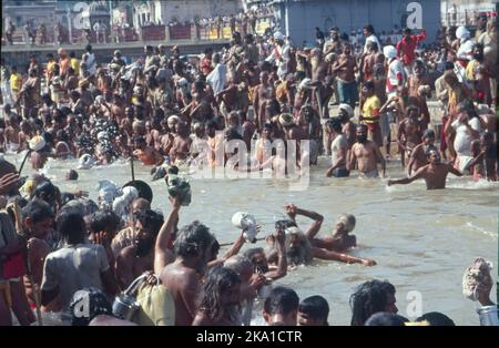 Kumbh Mela ist eine Massengemeinde von Pilgern, die sich zu einem Bad/Bad in einem heiligen Fluss versammeln. Die geografische Lage der Kumbh Mela erstreckt sich über vier Städte in Indien. Kumbha Mela ist eine große Pilgerfahrt und ein großes Fest im Hinduismus. Es wird in einem Zyklus von etwa 12 Jahren gefeiert, um jede Revolution zu feiern, die Brihaspati vollendet, an vier Wallfahrtsorten am Flussufer: Allahabad, Haridwar, Nashik und Ujjain. Stockfoto
