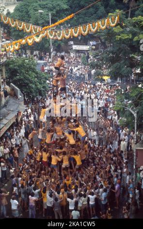 Auch bekannt als Krishna Janmashtami und Gokulashtami, wird dieser Tag gefeiert, um der Geburt von Lord Krishna zu gedenken. Den Legenden zufolge wurde Lord Krishna, der achte Sohn Devkis, am 8.. Tag der dunklen vierzehn Tage des Monats Bhadrapada (August-September) geboren. Stockfoto