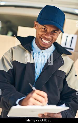 Ich könnte bald einen Lieferstopp bei Ihnen machen. Porträt eines Kuriers, der die Lieferungen in seinem Lieferwagen überprüft. Stockfoto