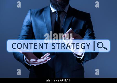 Schreiben, Text anzeigen Content Strategy. Geschäftskonzept-Zahlungen, die vom Zahler an den Zahlungsempfänger gemäß den Vertragsbedingungen Businessman Holding Pen und geleistet werden Stockfoto