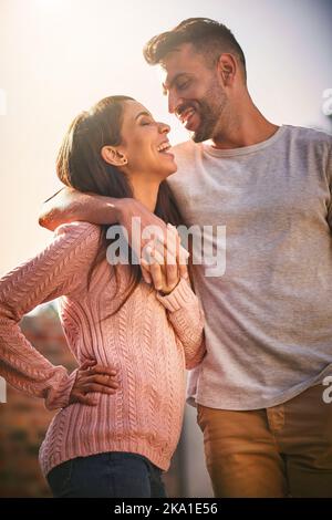 Ich liebe dich mehr. Ein glückliches junges Paar, das Zeit zusammen im Freien verbringt. Stockfoto