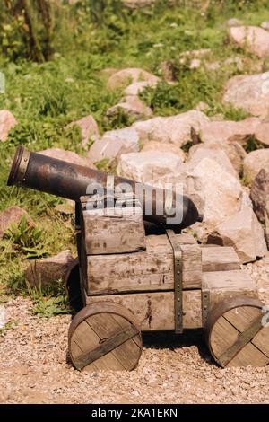 Mittelalterliches Artilleriesstück auf einem Holzwagen, der bei sonnigem Wetter draußen steht Stockfoto