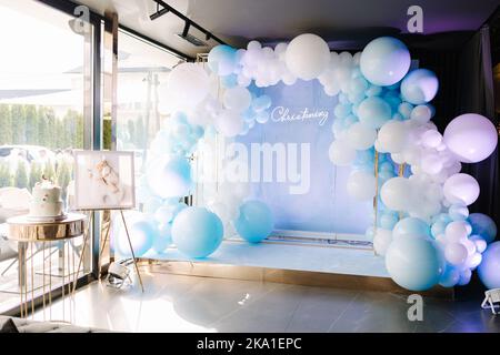 Die Fotozone für die Taufe des Jungen ist mit blauen Kugeln verziert. Taufe im Restaurant Stockfoto