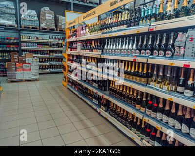 Kasan, Russland. 2022, Oktober 01. Flaschen Sekt in den Regalen zum Verkauf. Alkoholische Getränke in Flaschen im Lebensmittelgeschäft. Regale mit Preisschildern aufbewahren. Stockfoto
