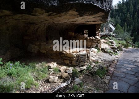 Uralte Sinagua-Ruinen der Ureinwohner Amerikas aus dem Walnut Canyon National Park in der Nähe von Flagstaff, Arizona Stockfoto