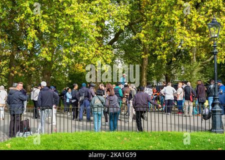 In der Speakers Corner im Hyde Park hören die Leute einem Redner zu. London, England Stockfoto