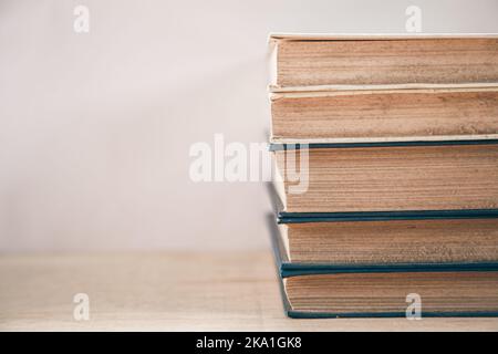 Alte Bücher auf weißem Hintergrund gestapelt. Stockfoto