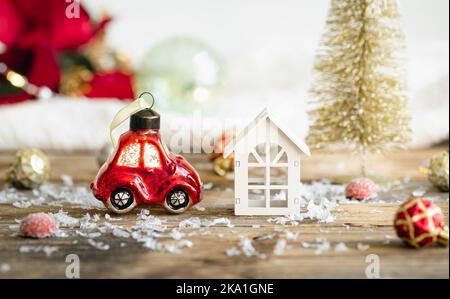 Weihnachts-Spielzeugauto und Details der Weihnachtsdekor auf einem unscharfen Hintergrund. Stockfoto