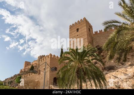 Almeria Spanien - 09 14 2021: Blick auf die Außenfassade Festungsturm an der Alcazaba von Almería, Alcazaba y Murallas del Cerro de San Cristóbal, für Stockfoto