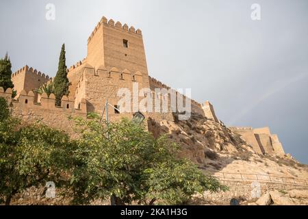 Almeria Spanien - 09 14 2021: Blick auf die Außenfassade Festungsturm an der Alcazaba von Almería, Alcazaba y Murallas del Cerro de San Cristóbal, für Stockfoto