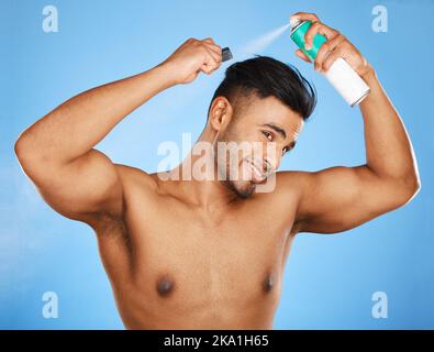 Haar, Pflege und Mann mit Beauty-Spray, Bürste oder Kamm für Wellness-Routine, Pflege Behandlung oder Frisur Stil. Natürliche Haarpflege, Haarspray Kosmetik Stockfoto