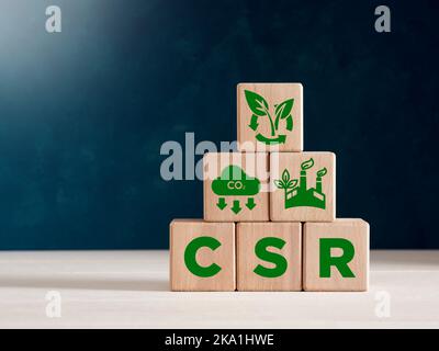 CSR Corporate Social Responsibility, Nachhaltigkeit oder nachhaltiges Entwicklungskonzept. Holzwürfel mit CSR-Symbolen. Stockfoto