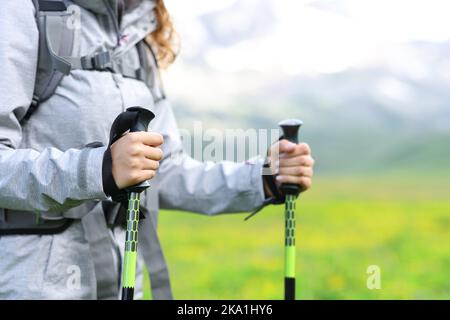 Nahaufnahme eines Wanderers Hände mit Stöcken im Berg Stockfoto