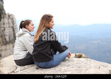 Zwei Wanderer, die die Aussicht von der Klippe aus betrachten Stockfoto