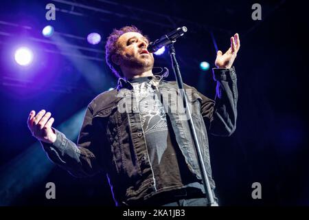 Oslo, Norwegen. 27., Oktober 2022. Die amerikanische Rockband Counting Crows gibt ein Live-Konzert im Sentrum Scene in Oslo. Hier ist Sänger Adam Duritz live auf der Bühne zu sehen. (Foto: Gonzales Photo - Terje Dokken). Stockfoto