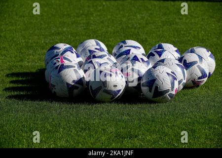 Vor dem Fußballspiel der Serie A zwischen dem FC Empoli und Atalanta BC im Stadion Carlo Castellani werden auf dem Spielfeld eine Gruppe offizieller Puma-Kugeln zu sehen sein Stockfoto