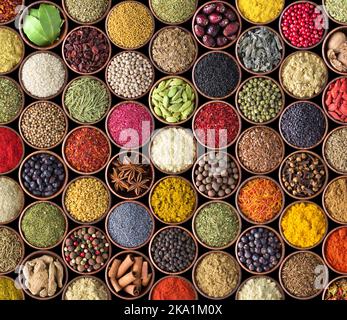 Gewürze und Kräuter isoliert auf schwarzem Hintergrund. Verschiedene Gewürze zum Essen Stockfoto