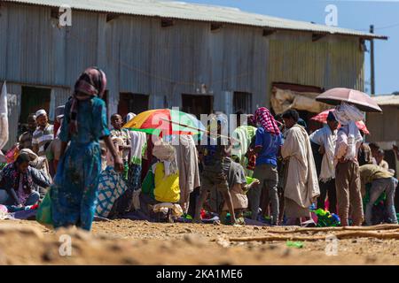 EMFRAZ, ÄTHIOPIEN - 17. JANUAR 2022: Menschen auf dem Markt von Emfraz in der Nähe des Tana-Sees. Stockfoto