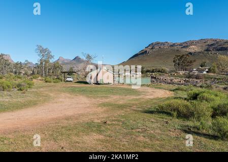 KROMRIVIER, SÜDAFRIKA - SEP 7, 2022: Landschaft im Kromrivier Cederberg Park am Westkap Cederberg. Ein Chalet ist sichtbar Stockfoto