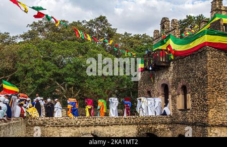 GONDAR, ÄTHIOPIEN - 18. JANUAR 2019: Äthiopisch-orthodoxe Priester verlassen das Badehaus von Fasilides Bath, während sie den Tabot tragen. Stockfoto