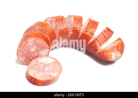 Geräucherte krakauer Wurstscheiben, isoliert auf weißem Hintergrund. Stockfoto