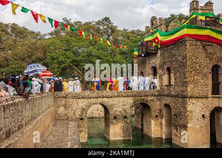 GONDAR, ÄTHIOPIEN - 18. JANUAR 2019: Äthiopisch-orthodoxe Priester verlassen das Badehaus von Fasilides Bath, während sie den Tabot tragen. Stockfoto