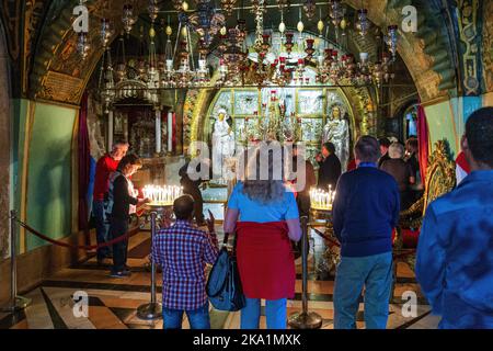 JERUSALEM, ISRAEL - 21. SEPTEMBER 2022: Menschen beten an der traditionellen Stätte von Golgatha in der Grabeskirche. Die Kirche ist Stockfoto