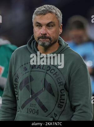 Gelsenkirchen, Deutschland. 30. Okt, 2022. firo : 30.. Oktober 2022, Fußball, Fußball, 1. Liga, 1. Bundesliga, Saison 2022/2023, FC Schalke 04 - SC Freiburg Trainer Thomas REIS, Schalke, Halbfigur Credit: dpa/Alamy Live News Stockfoto
