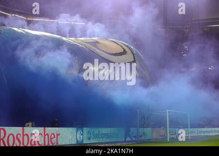 Gelsenkirchen, Deutschland. 30. Okt, 2022. firo : 30.. Oktober 2022, Fußball, Fußball, 1. Liga, 1. Bundesliga, Saison 2022/2023, FC Schalke 04 - SC Freiburg Fans Schalke CHOREO, pyrotechnische Zündung, blauer Nebel, Sichtbehinderung Credit: dpa/Alamy Live News Stockfoto