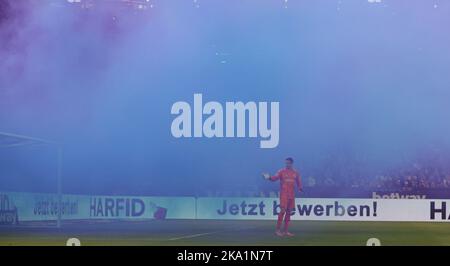Gelsenkirchen, Deutschland. 30. Okt, 2022. firo : 30.. Oktober 2022, Fußball, Fußball, 1. Liga, 1. Bundesliga, Saison 2022/2023, FC Schalke 04 - SC Freiburg Fans Schalke CHOREO, pyrotechnische Zündung, blauer Nebel, Sehbehinderung für Torwart Alexander SCHWOLOW, Schalke Credit: dpa/Alamy Live News Stockfoto