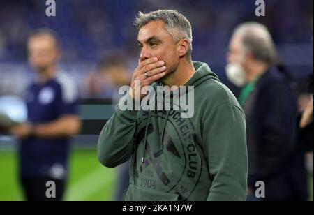 Gelsenkirchen, Deutschland. 30. Okt, 2022. firo : 30.. Oktober 2022, Fußball, Fußball, 1. Liga, 1. Bundesliga, Saison 2022/2023, FC Schalke 04 - SC Freiburg Trainer Thomas REIS, Schalke, Halbfigur, Enttäuschung Credit: dpa/Alamy Live News Stockfoto