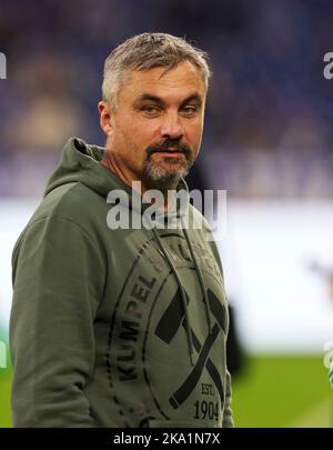 Gelsenkirchen, Deutschland. 30. Okt, 2022. firo : 30.. Oktober 2022, Fußball, Fußball, 1. Liga, 1. Bundesliga, Saison 2022/2023, FC Schalke 04 - SC Freiburg Trainer Thomas REIS, Schalke, Halbfigur Credit: dpa/Alamy Live News Stockfoto